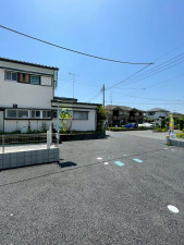 熊谷市末広、新築一戸建ての前面道路を含む現地写真画像です