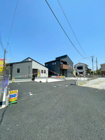 熊谷市末広、新築一戸建ての前面道路を含む現地写真画像です