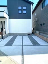 熊谷市上之、新築一戸建ての駐車場画像です