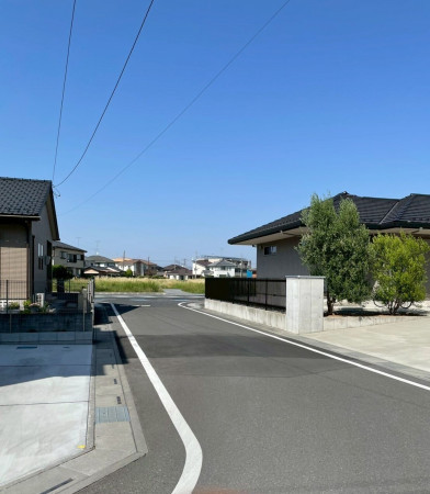 熊谷市上之、新築一戸建ての前面道路を含む現地写真画像です