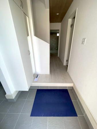 熊谷市上之、新築一戸建ての玄関画像です