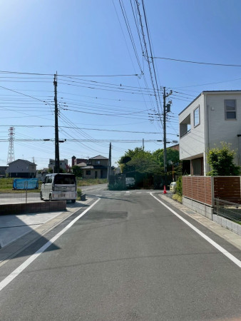 熊谷市上之、新築一戸建ての前面道路を含む現地写真画像です