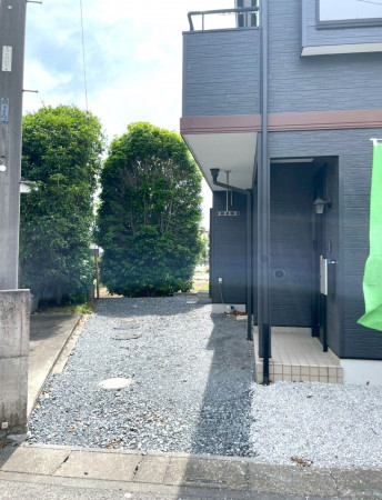 熊谷市石原、中古一戸建ての駐車場画像です