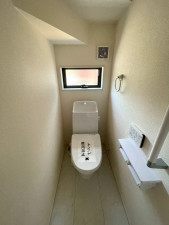 熊谷市末広、新築一戸建てのトイレ画像です