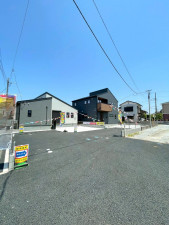 熊谷市末広、新築一戸建ての前面道路を含む現地写真画像です