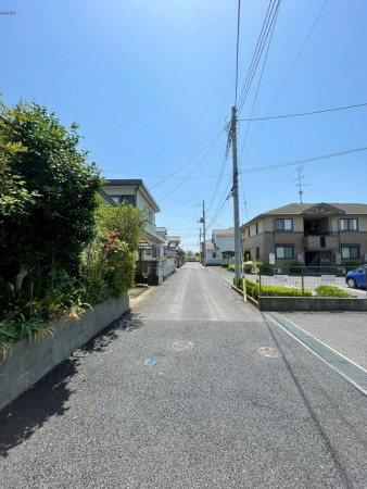 熊谷市末広、新築一戸建ての前面道路を含む現地写真画像です
