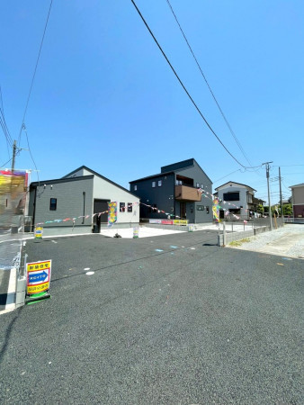 熊谷市末広、新築一戸建ての前面道路を含む現地写真画像です