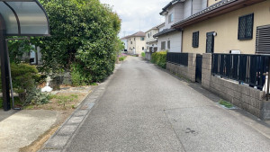 熊谷市石原、中古一戸建ての前面道路を含む現地写真画像です