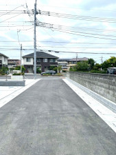 熊谷市万平町、新築一戸建ての前面道路を含む現地写真画像です