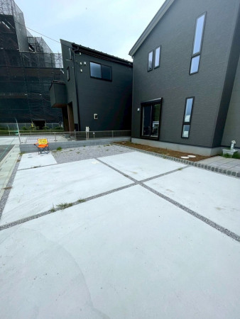 熊谷市万平町、新築一戸建ての駐車場画像です