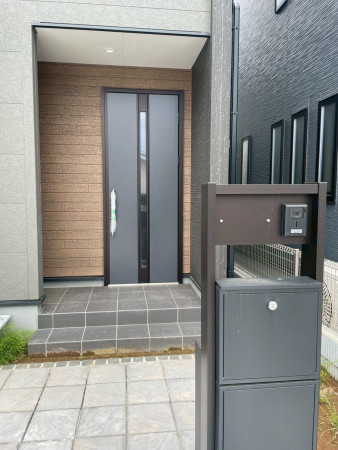 熊谷市万平町、新築一戸建ての玄関画像です