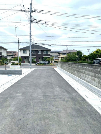 熊谷市万平町、新築一戸建ての前面道路を含む現地写真画像です