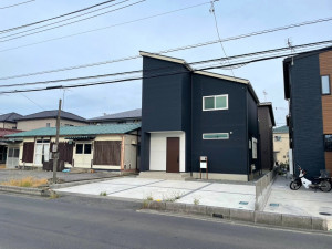 熊谷市久下、中古一戸建ての前面道路を含む現地写真画像です