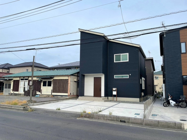 熊谷市久下、中古一戸建ての前面道路を含む現地写真画像です