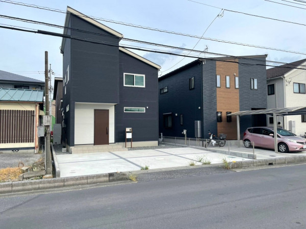 熊谷市久下、中古一戸建ての前面道路を含む現地写真画像です