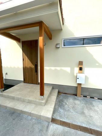 熊谷市久下、中古一戸建ての玄関画像です