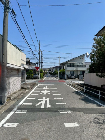 熊谷市肥塚、新築一戸建ての前面道路を含む現地写真画像です