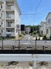 熊谷市赤城町、新築一戸建ての前面道路を含む現地写真画像です