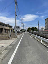 熊谷市赤城町、新築一戸建ての前面道路を含む現地写真画像です