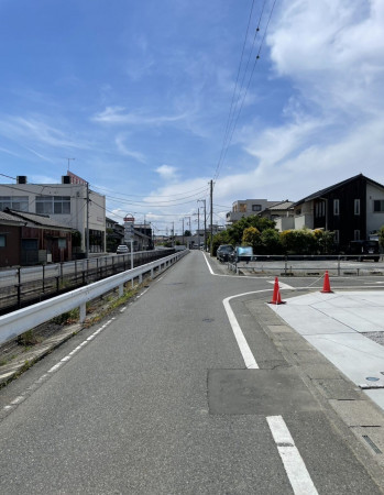 熊谷市赤城町、新築一戸建ての前面道路を含む現地写真画像です