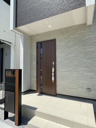 熊谷市赤城町、新築一戸建ての玄関画像です