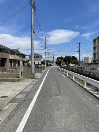 熊谷市赤城町、新築一戸建ての前面道路を含む現地写真画像です