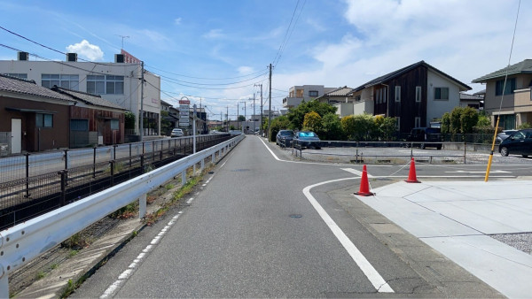 熊谷市赤城町、新築一戸建ての前面道路を含む現地写真画像です