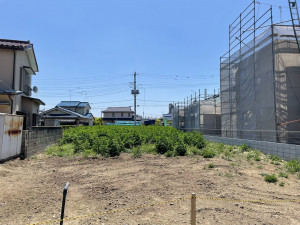 熊谷市拾六間、土地の前面道路を含む現地写真画像です