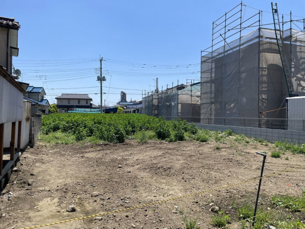 熊谷市拾六間、土地の前面道路を含む現地写真画像です