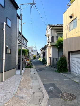 熊谷市箱田、新築一戸建ての前面道路を含む現地写真画像です