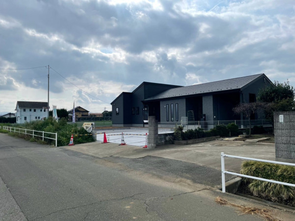 深谷市宿根、新築一戸建ての前面道路を含む現地写真画像です