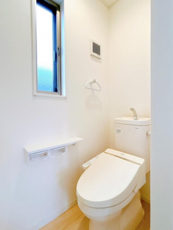 かほく市横山、中古一戸建てのトイレ画像です