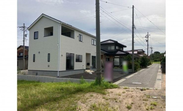 かほく市木津、新築一戸建ての前面道路を含む現地写真画像です