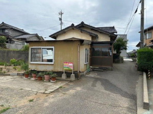 かほく市白尾、中古一戸建ての外観画像です
