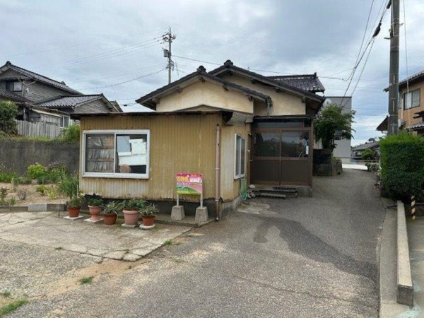 かほく市白尾、中古一戸建ての外観画像です