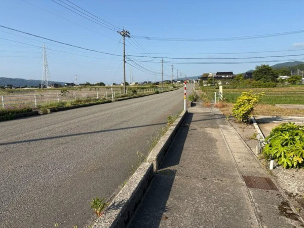 羽咋市大町、土地の前面道路を含む現地写真画像です