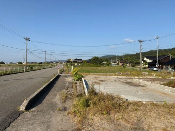 羽咋市大町、土地の前面道路を含む現地写真画像です