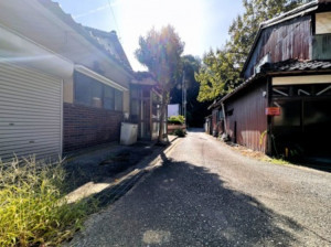 河北郡津幡町字越中坂、土地の前面道路を含む現地写真画像です