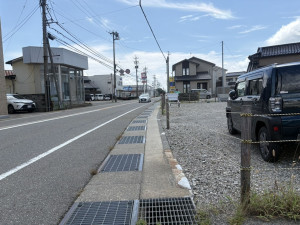 羽咋市中央町、土地の前面道路を含む現地写真画像です