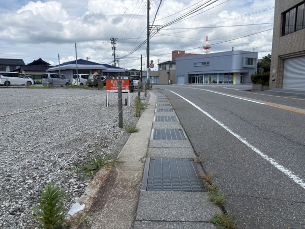羽咋市中央町、土地の前面道路を含む現地写真画像です
