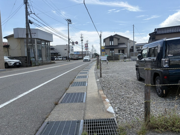 羽咋市中央町、土地の前面道路を含む現地写真画像です