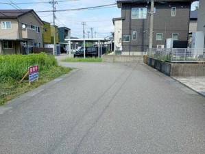 河北郡津幡町字杉瀬、土地の前面道路を含む現地写真画像です