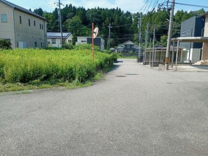 河北郡津幡町字杉瀬、土地の前面道路を含む現地写真画像です