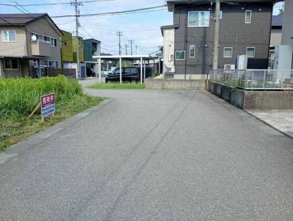 河北郡津幡町字杉瀬、土地の前面道路を含む現地写真画像です