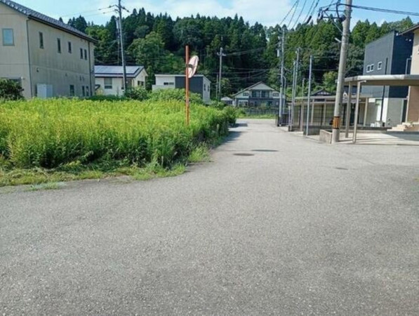 河北郡津幡町字杉瀬、土地の前面道路を含む現地写真画像です