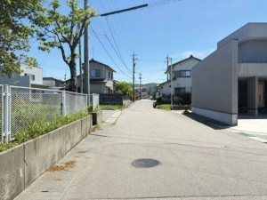河北郡津幡町字潟端、中古一戸建ての前面道路を含む現地写真画像です