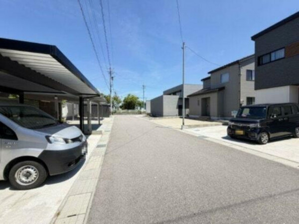 河北郡津幡町字潟端、中古一戸建ての前面道路を含む現地写真画像です