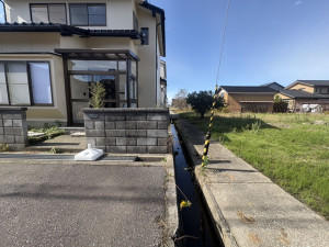 河北郡津幡町字能瀬、中古一戸建ての前面道路を含む現地写真画像です