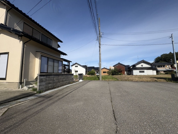 河北郡津幡町字能瀬、中古一戸建ての前面道路を含む現地写真画像です