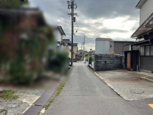 金沢市城南、中古一戸建ての前面道路を含む現地写真画像です